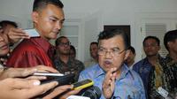 Jusuf Kalla yang berkemeja batik lengan panjang warna biru ini datang tanpa ditemani Presiden RI Terpilih, Joko Widodo, Jakarta, Jumat (12/9/14). (Liputan6.com/Herman Zakharia)