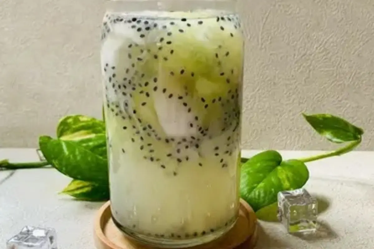 Resep es kuwut kelapa muda yang segar disajikan saat Lebaran. (dok. Cookpad @BundaArdhanKitchen)
