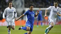 Aksi pemaini Leicester City, Shinji Okazaki (tengah) saat berusaha lepas dari kawalan pemain FC Copenhagen, Thomas Delaney, pada Matchday 4 Grup G Liga Champions 2016-2017, di Stadion Parken, Kamis (3/11/2016) dini hari WIB.  (Reuters/Andrew Couldridge)