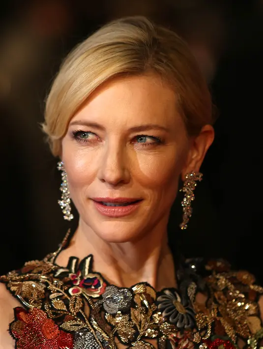 Cate Blanchett. Aktris pemeran ‘The Curious Case of Benjamin Button’ ini melawan operasi plastik. "Ketika Anda sudah memiliki anak, tubuh Anda berubah; ada sejarah untuk itu. Saya suka evolusi sejarah itu,” ujar Cate Blanchett. (AFP/Bintang.com)