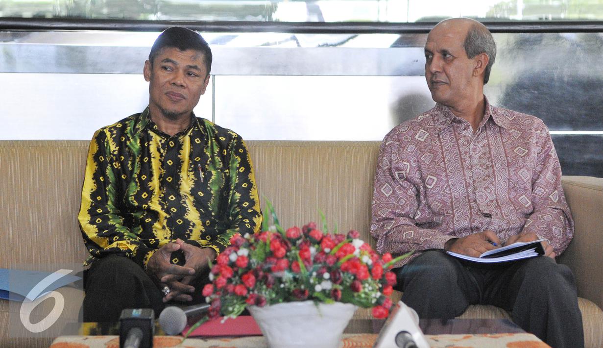 Ketua PPATK M Yusuf (kiri) menyimak pertanyaan terkait penghapusan Indonesia dari status Grey Area di Jakarta, (26/6/2015). Penghapusan ini merupakan komitmen pencegahan dan pemberantasan tindak pidana pendanaan terorisme. (Liputan6.com/Herman Zakharia)