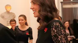 Kate Middleton menghadiri sebuah acara amal di Kensington Palace, London, Selasa (7/11). Gaun rancangan desainer Diane von Furstenburg itu ternyata pernah dikenakan Kate saat hamil anak keduanya, Princess Charlotte pada 2014 lalu (AP/Frank Augstein, pool)