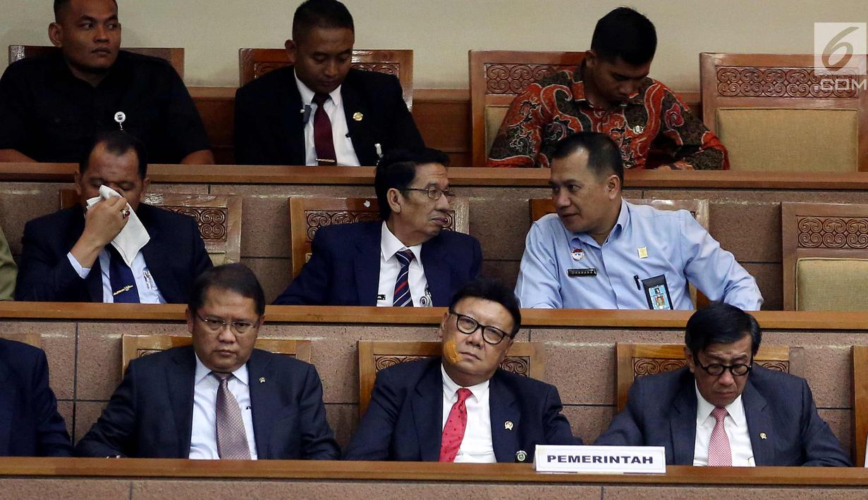 Mendagri, Tjahjo Kumolo (tengah) bersama Menkominfo Rudi Antara dan Menkumham Yasona Laouly mengikuti sidang paripurna pengesahan PP Pengganti Undang-Undang Nomor 2 Tahun 2017 tentang Perppu Ormas, Jakarta, Selasa (24/10). (Liputan6.com/Johan Tallo)