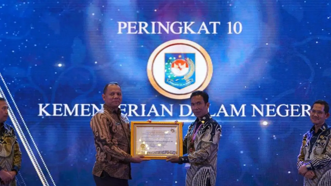 Kemendagri Terima Anugerah Kepatuhan Standar Pelayanan Publik 2022