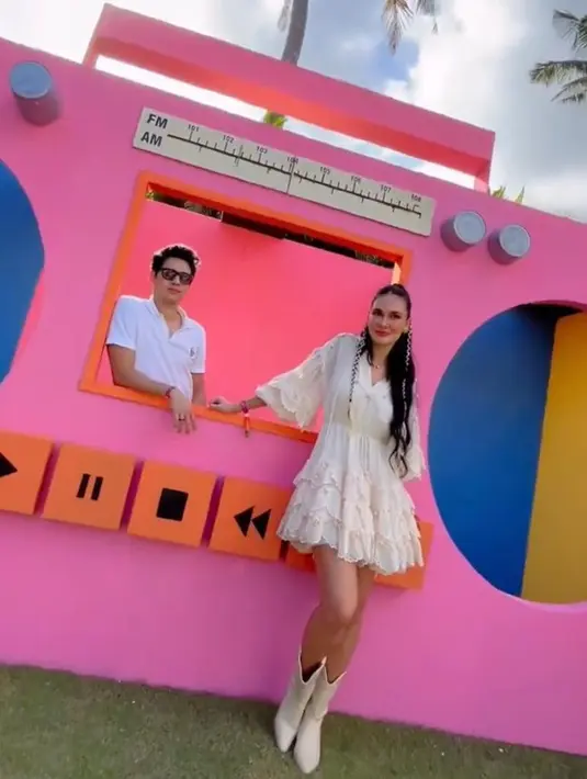 Tak ketinggalan kekasih Luna, Maxime Bouttier yang mengenakan kaus putih senada.