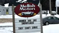 Seorang penjual mobil memasang tulisan-tulisan papan iklan penjualan mobil yang mengundang kecaman kaum wanita. Kenapa, ya?