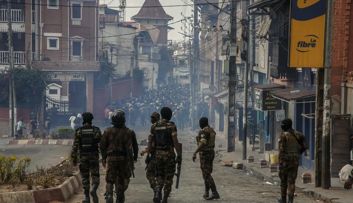 Dalam kurun waktu kurang dari seminggu, aksi protes terjadi di beberapa kota di Madagaskar. (RIJASOLO/AFP)
