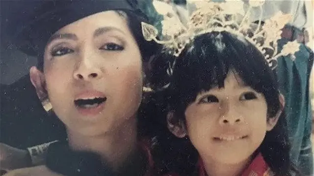 6 Foto Jadul Dian Sastrowardoyo Saat Masa Kecil Bersama Sang Ibu