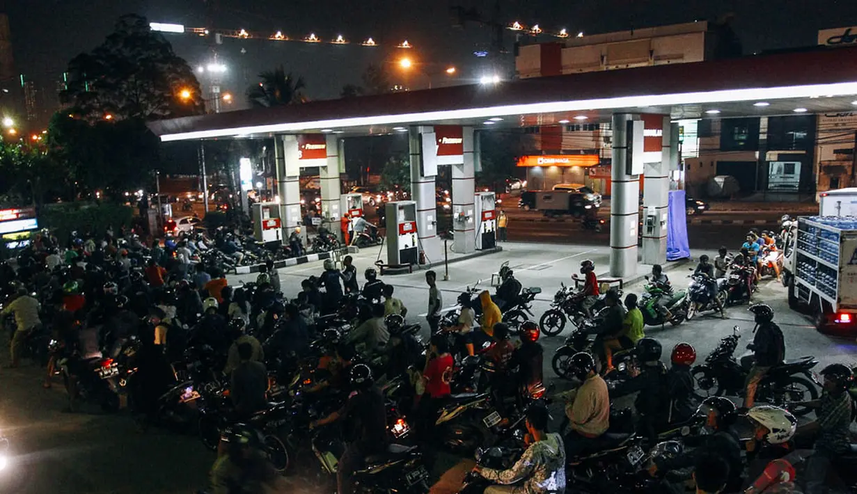 Antrean panjang tampak terjadi di SPBU kawasan Pejompongan, Jakarta, Senin (17/11/2014) malam. (Liputan6.com/Faizal Fanani)