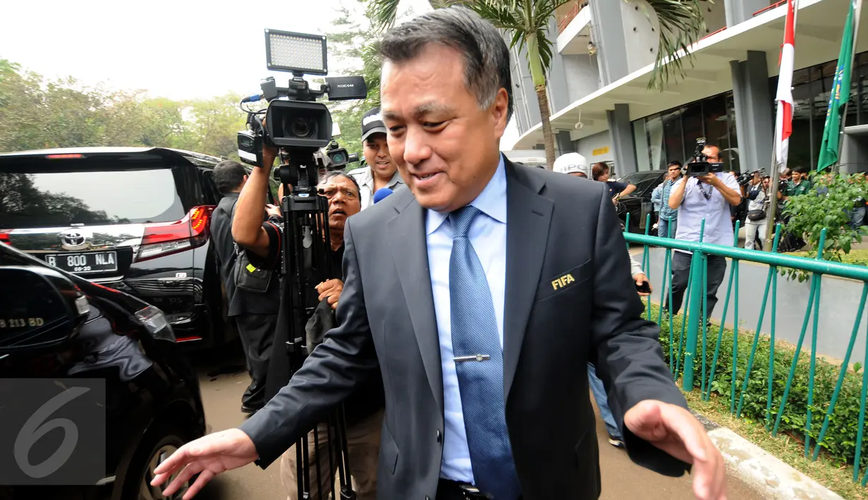 Delegasi Komite Ekskutif FIFA, Kohzo Tashima menghindari wartawan usai pertemuan tertutup dengan sejumlah pihak di kantor PSSI, Jakarta, Selasa (3/11/2015). Kohzo langsung meninggalkan kantor PSSI usai pertemuan. (Liputan6.com/Helmi Fithriansyah)