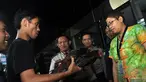 Gerakan Mahasiswa dan Pemuda Anti Korupsi (GAMPAK)‎ menghadiahkan seekor ayam jantan hitam kepada KPK, (23/9/14). (Liputan6.com/Miftahul Hayat)