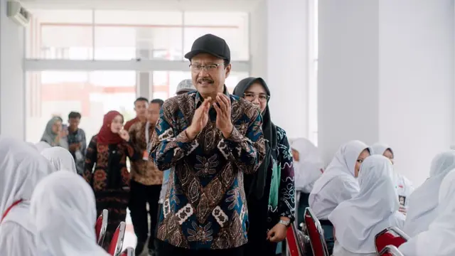 Kunjungi SRMA 33 Tangsel, Gus Ipul Disambut Hangat dan Pelukan Haru dari Siswa Sekolah Rakyat
