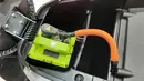 Varian Raya-E dan Raya-G memiliki kapasitas perbedaan kapasitas baterai. Besaran baterai Raya-E adalah 72 V 15 Ah atau kurang lebih setara dengan 1 kWh yang bisa menjalankan motor ini sampai 40 km. Sementara baterai Raya-G berkapasitas 72 V 20 Ah atau sekitar 1,4 kWh dapat berjalan 60 km hingga baterainya habis. Lama pengecasannya berbeda satu jam, Raya-E memerlukan waktu 2 jam sedangkan Raya-G membutuhkan waktu 3 jam.Baterai yang digunakan sama-sama menggunakan swappable battery.