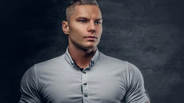 Inspirasi Warna Rambut Keriting Pria Terbaru (Credit: fxquadro/freepik)