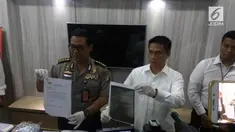 Petugas Subdit Cyber Crime Ditreskrimsus Polda Metro Jaya membekuk dua WNA dan satu WNI pelaku penipuan dengan mencatut nama Presiden Joko Widodo