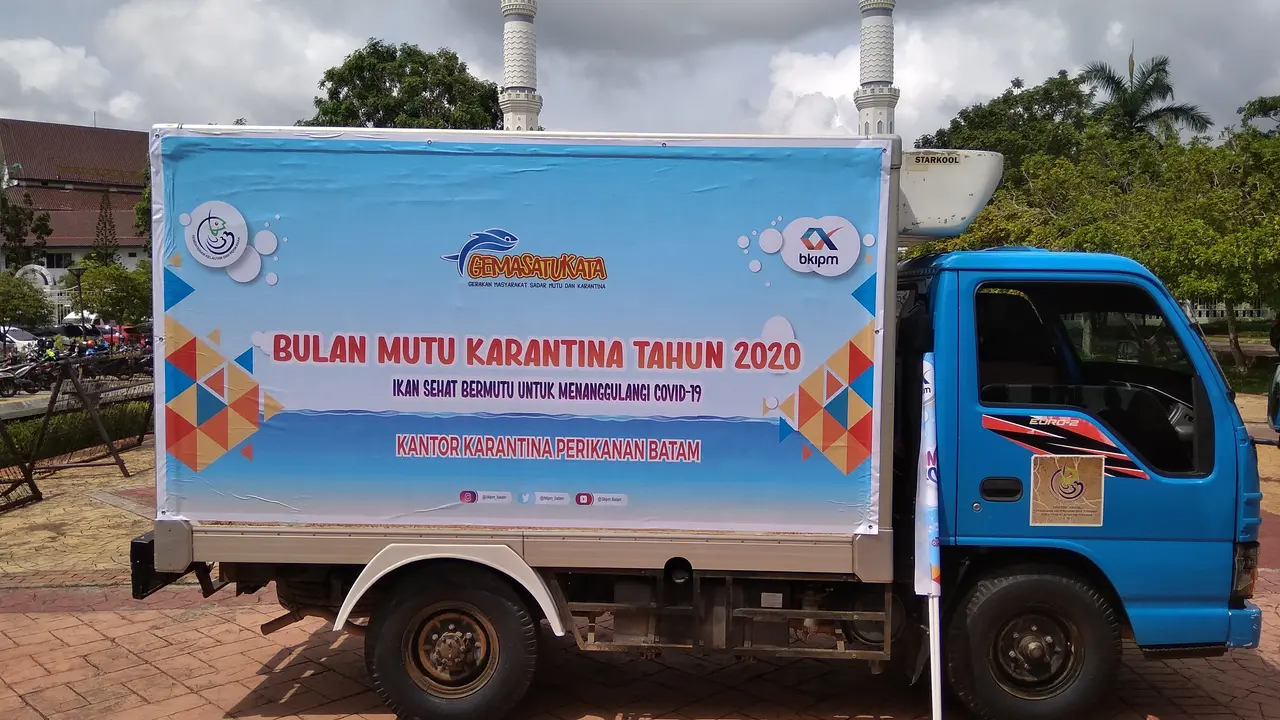 KKP Salurkan Bantuan untuk Warga Terdampak Corona di Batam.