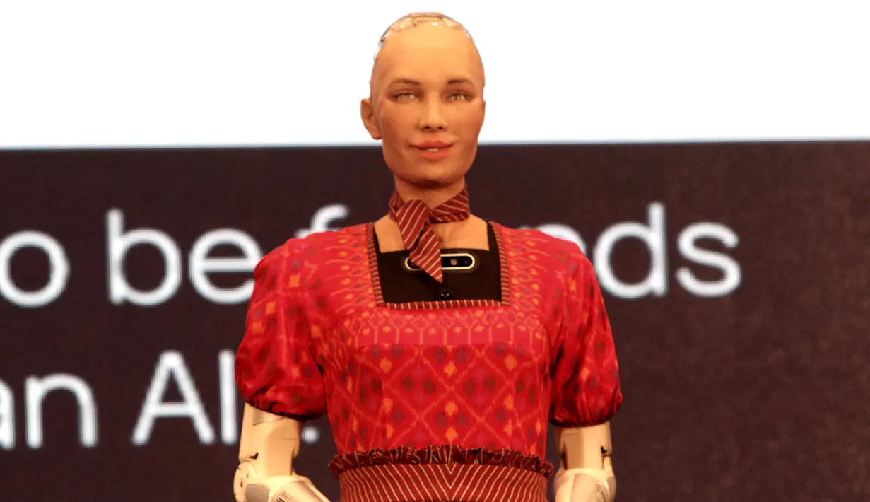 Robot Sophia berinteraksi dengan penonton dalam dialog internasional CSIS di Hotel Borobudur, Jakarta, Selasa (17/9/2019). Kehadiran Sophia untuk menunjukkan bahwa robot dapat membantu manusia dalam berbagai aktivitas. (merdeka.com/Iqbal Nugroho)