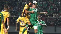 Dedi Gusmawan duel di udara dengan Otavio Dutra dalam laga perdana Persebaya vs Mitra Kukar di Stadion Gelora Bung Tomo (mitrakukar.com)