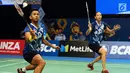 Ganda Campuran Indonesia, Edi Subaktiar/Gloria Emanuelle Widjaja saat melawan Yuta Watanabe/Arisa Higashino (Jepang) di laga pertama Indonesia Open 2017 di Jakarta, Selasa (13/6). Edi/Gloria kalah 18-21, 21-13, 17-21. (Liputan6.com/Helmi Fithriansyah)