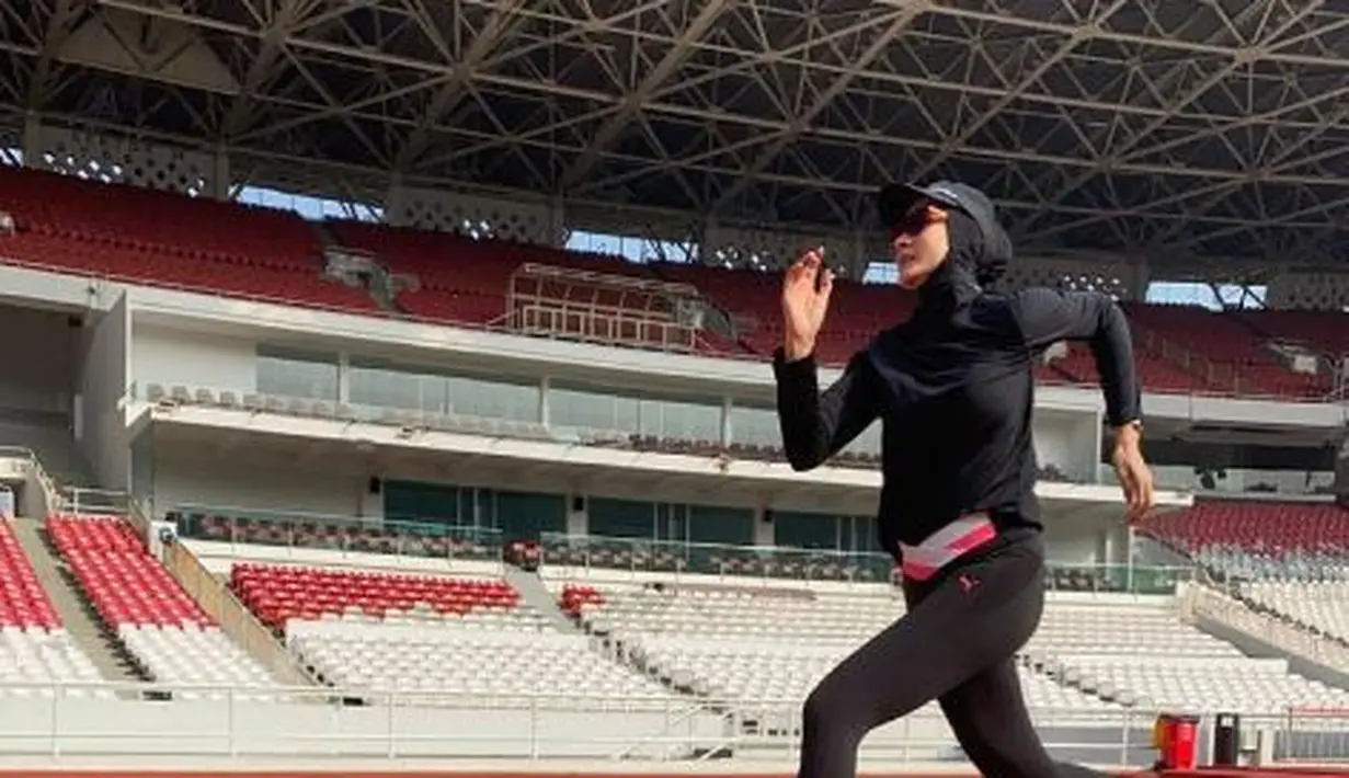 Ade Maya rupanya sangat menyenangi berolahraga. Beberapa lahraga yang kerap dilakoni adalah yoga, lari, juga bola voli. Ia pun tampak rutin menjalani olahraga tersebut. (Instagram/mayamaula9)