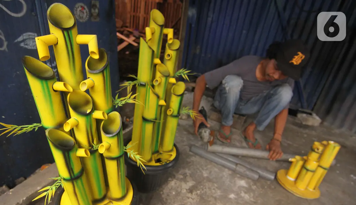 Perajin menyelesaikan pembuatan kerajinan air mancur dari paralon bekas di Abah Matul, Tapos, Depok, Kamis (1/4/2021). Tahun ini, Bantuan Produktif Usaha Mikro (BPUM) atau BLT UMKM kembali disalurkan pada 9,8 juta pelaku usaha dengan besaran RP 1,2 juta per penerima. (Liputan6.com/Herman Zakharia)