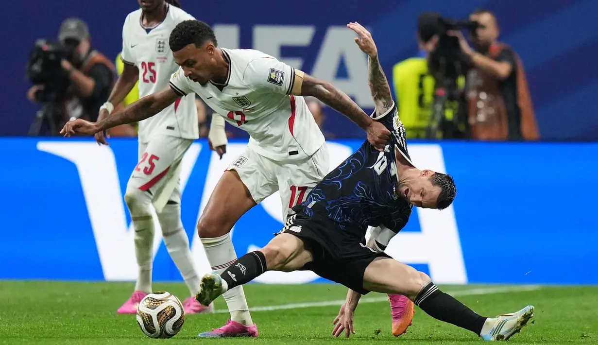 Pemain Inggris Morgan Rogers berebut bola dengan pemain Argentina Lionel Messi  selama pertandingan semifinal Piala Dunia antara Inggris dan Argentina di Atlanta, Rabu, 15 Juli 2026. (AP Photo/Stephanie Scarbrough)