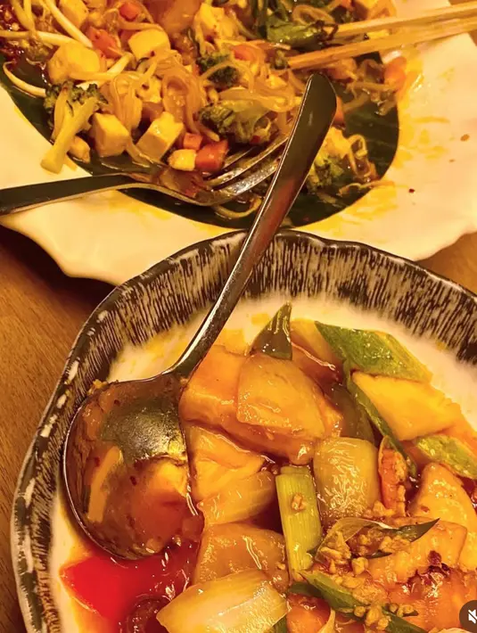 Makan-makanan yang disantap pun lain dari lauk lebaran lainnya, tidak ada terlihat ketupat atau opor.  [@sherinamunaf]