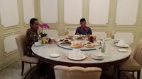 Presiden Jokowi makan siang bersama Ketua Umum PP Muhammadiyah Haedar Nashir di Istana Merdeka, Jumat (13/1/2017). (Liputan6.com/Ahmad Romadoni)