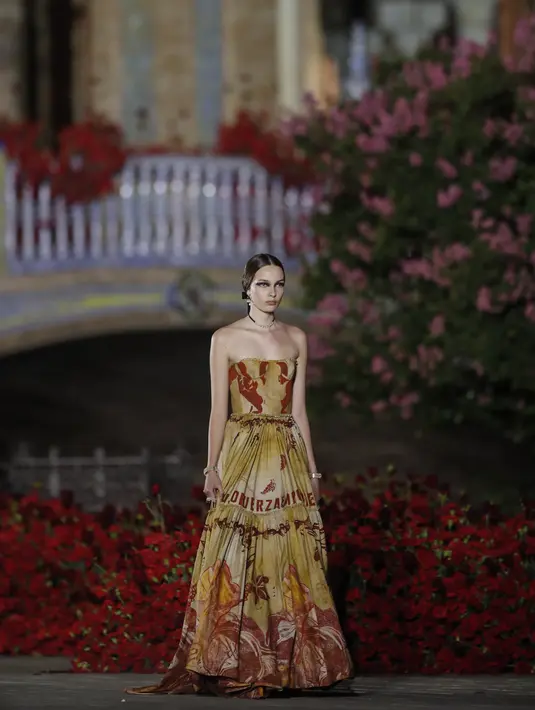 <p>Seorang model mengenakan kreasi sebagai bagian dari koleksi busana Dior Cruise 2023 yang disajikan di Seville, Spanyol, Kamis (16/6/2011). (AP Photo/Miguel Morenatti)</p>