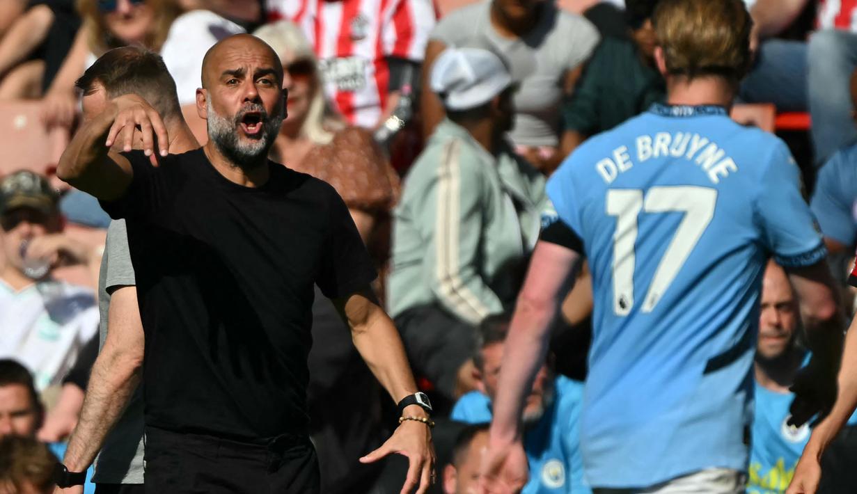 Pelatih Manchester City, Pep Guardiola memberikan instruksi kepada pemainnnya dalam laga lanjutan Liga Inggris 2024/2025 melawan Southampton di St Mary's Stadium, Southampton, Inggris, Sabtu (10/05/2025) waktu setempat. (AFP/Glyn Kirk)