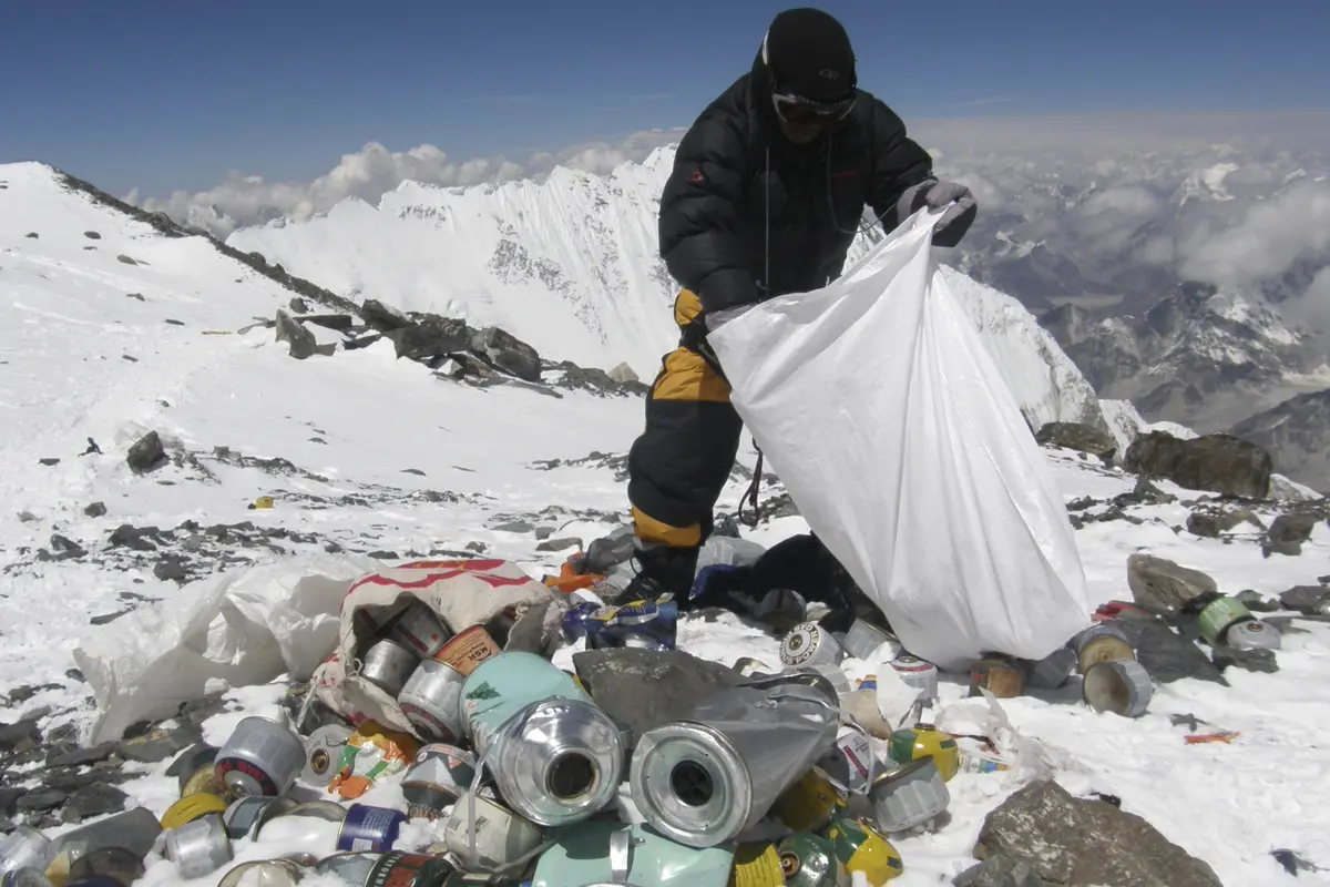 Anggota tim ekspedisi pembersihan Gunung Everest sedang mengumpulkan sampah yang ditinggalkan pendaki (AFP/Namgyal Sherpa)