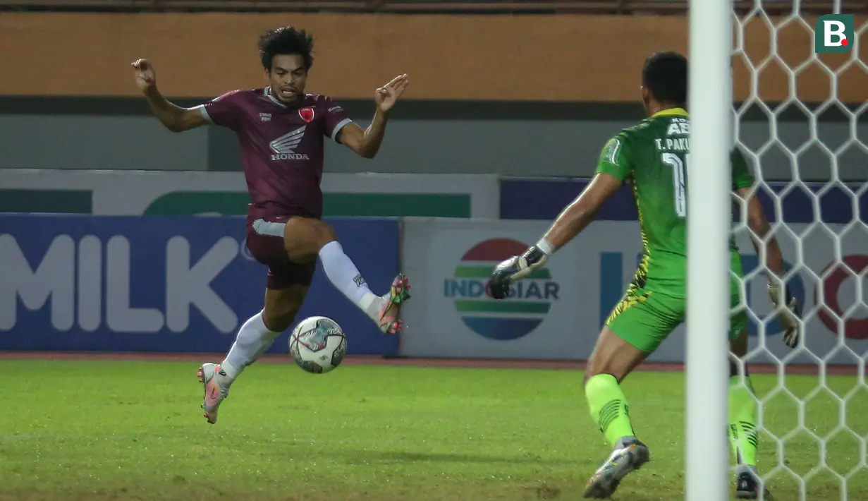 Pemain PSM Makassar, Saldy (kiri) mencetak gol penyeimbang 1-1 ke gawang Persib Bandung dalam laga pekan ke-6 BRI Liga 1 2021/2022 di Stadion Wibawa Mukti, Cikarang, Sabtu (02/10/2021) WIB. Kedua tim bermain imbang 1-1. (Bola.com/Bagaskara Lazuardi)