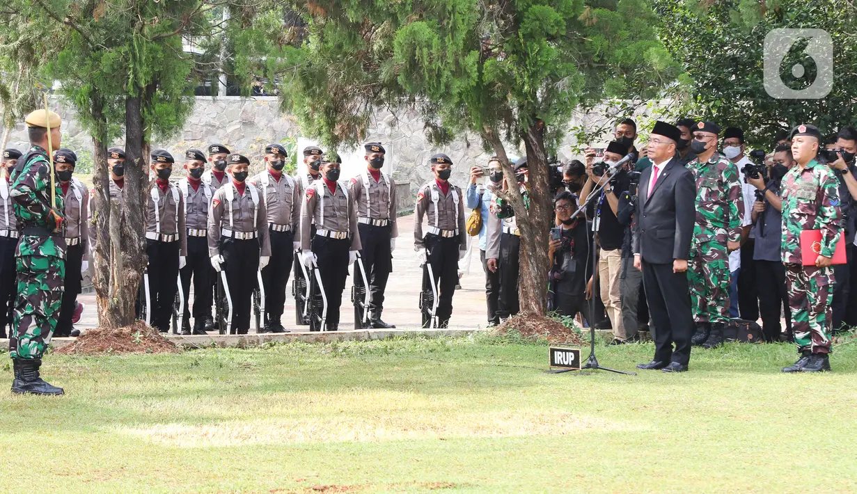 Menteri Koordinator Bidang Pembangunan Manusia dan Kebudayaan, Muhadjir Effendy, memimpin upacara pemakaman almarhum Azyumardi Azra di Taman Makam Pahlawan Kalibata, Jakarta, Selasa (20/9/2022). Sebelum meninggal, Azyumardi sempat menjalani perawatan intensif di RS Serdang, Selangor, setelah sesak nafas saat dalam penerbangan dari Jakarta menuju Kuala Lumpur pada Jumat 16 September 2022. (Liputan6.com/Herman Zakharia)