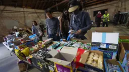 Mereka datang untuk mencari persediaan yang dibutuhkan saat kebakaran hebat yang melanda kawasan Los Angeles. (VALERIE MACON/AFP)