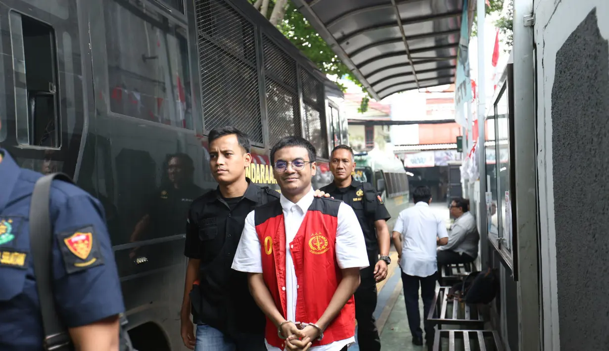 Sidang lanjutan kasus pencabulan anak di bawah umur dan aborsi yang dilaporkan Nikita Mirzani dengan terdakwa Vadel Badjideh kali ini beragendakan mendengar keterangan saksi. Saksi yang dihadirkan dari pihak terdakwa.  (KapanLagi.com/Budy Santoso)