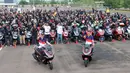 Dua pebalap MotoGP Honda Racing Corporation (HRC) yakni Joan Mir (kiri) dan Luca Marini berfoto besama dengan komunitas dalam acara launching motor baru untuk MotoGP 2025 di pabrik PT Astra Honda Motor (AHM) di Cikarang, Jawa Barat pada Sabtu (1/2/2025). (Bola.com/M. Iqbal Ichsan)
