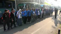 Buruh asal Bogor ikut berdemonstrasi dalam rangka hari Buruh 1 Mei. Prakis kegiatan produksi di pabrik-pabrik terhenti untuk sementara.