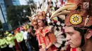 Parade mengenakan pakaian adat dayak dan banjar meramaikan Car Free Day (CFD) di kawasan Sudirman, Jakarta, Minggu (29/10). Kegiatan ini merupakan bentuk kecintaan warga Tabalong, Kalimantan Selatan yang berada di perantauan. (Liputan6.com/Faizal Fanani)