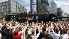 Suporter Timnas Jerman berkerumun di pusat kota Berlin, (15/7/2014), untuk menyambut parade kemenangan Mario Goetze dkk. (REUTERS/Morris Mac Matzen)