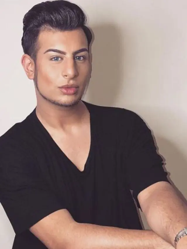 [Bintang] Cowok Ini Disebut Sebagai Raja Selfie, Dalam Sehari Bisa Foto 200 Kali Lho