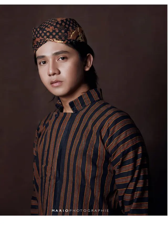 6 Potret Seleb Tanah Air Pakai Baju Adat