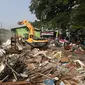 Alat berat merobohkan bangunan di kawasam Rawajati, Jakarta, Kamis (1/9). Penertiban puluhan bangunan liar di kawasan tersebut menyebabkan warga terpaksa menyelamatkan barang berharga mereka ke tepi rel kereta api. (Liputan6.com/Immanuel Antonius)