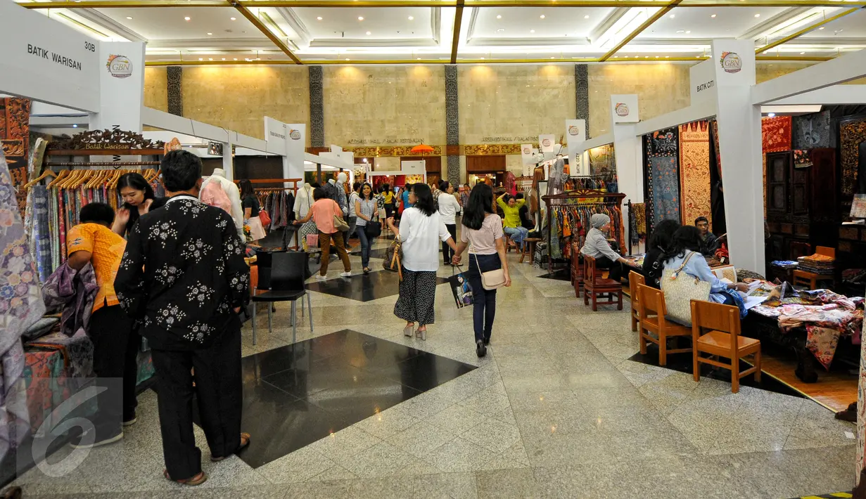 Suasana Gelar Batik Nusantara 2015 di JCC Senayan, Jakarta, Kamis (25/6/2015). Beragam batik dari penjuru Nusantara dipamerkan dalam acara tersebut. (Liputan6.com/Yoppy Renato)
