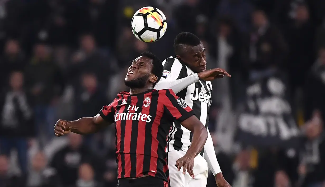 Gelandang AC Milan, Franck Kessie berebut bola dengan gelandang Juventus Blaise Matuidi saat pertandingan Serie A Italia di Stadion Allianz di Turin (31/3). (AFP Photo/Marco Bertorello)