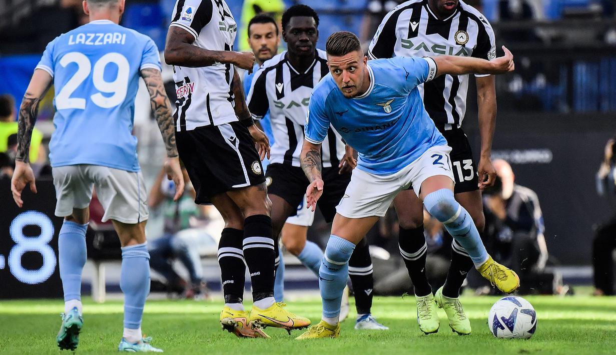 Sergej Milinkovic-Savic sebagai sang kakak, terlebih dahulu dikenal berkat penampilan gemilangnya bersama Lazio. Ia telah membela Elang Ibu Kota sejak tahun 2015. (AFP/Filippo Monteforte)