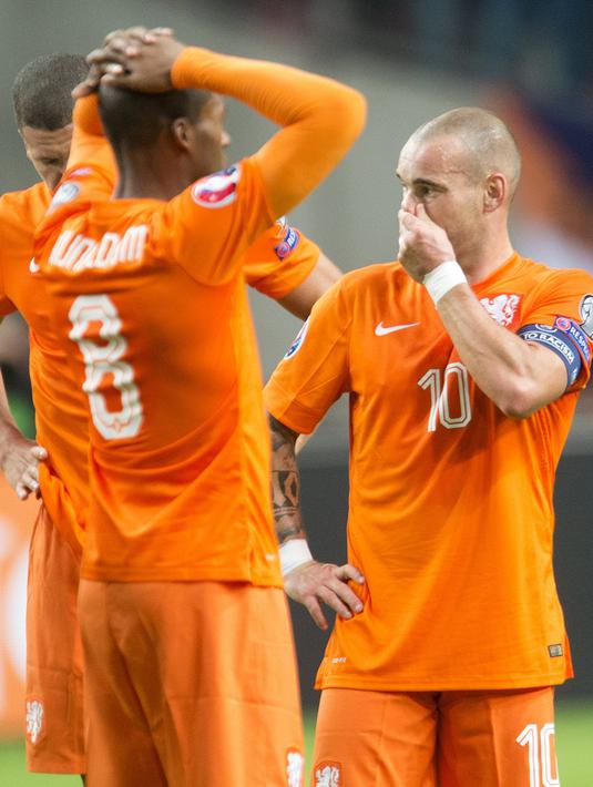 Para pemain Belanda kecewa setelah mengetahui timnya kalah dan gagal lolos selama pertandingan Grup A kualifikasi Euro 2016 di Amsterdam, Belanda, Rabu (14/10/2015). Belanda kalah dengan skor  2-3. (REUTERS/Toussaint Kluiters)