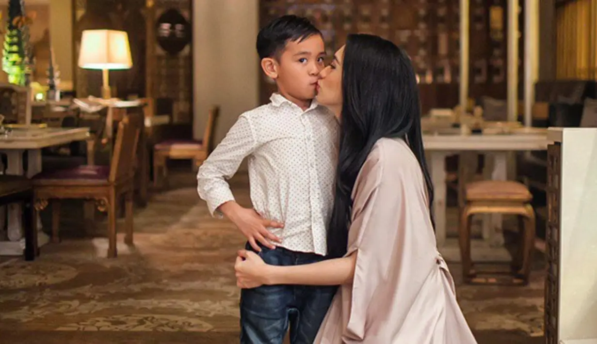 Anak kedua Angel Karamoy juga sudah mulai tumbuh berkembang. Si bung tampan itu dilahirkan pada Selasa, 30 Juni 2009 lalu. Saat ini Junio juga kerap diajak liburan bersama oleh ibunya. Potret kedekatan Angel Karamoy seakan layaknya saudara. Liputan6.com/IG/@realangelkaramoy)
