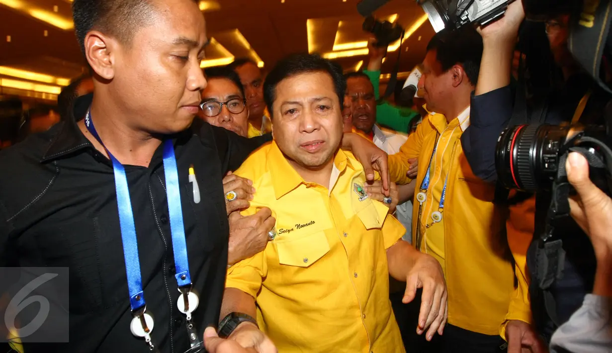Ketua Umum Partai Golkar yang baru, Setya Novanto berkaca-kaca saat keluar dari ruang Munaslub Golkar, Bali, Selasa (17/5). Setya Novanto menjadi Ketua Umum Partai Golkar setelah melakukan musyawarah mufakat dengan Ade Komarudin (Liputan6.com/Johan Tallo)