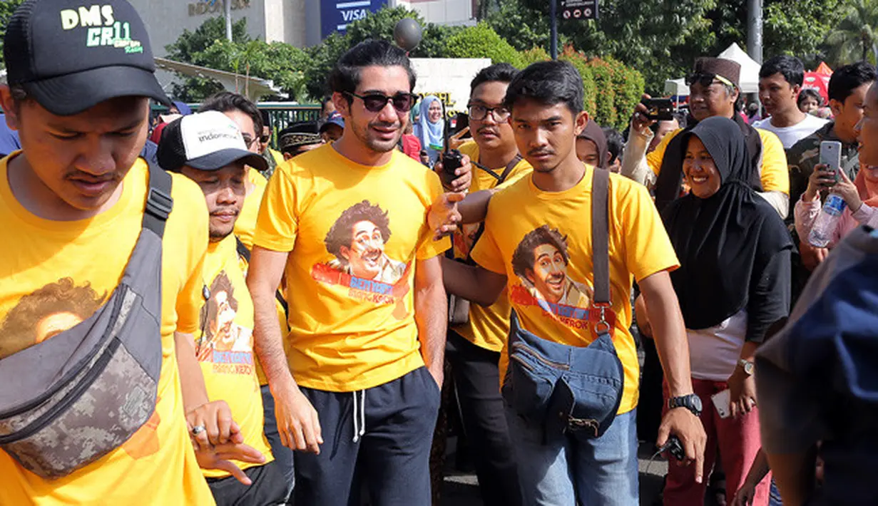 Reza Rahadian mengaku sangat senang dirinya diangkat sebagai keluarga besar Benyamin. Menurut Reza, dengan hal itu pun menggambarkan bahwa keluarga mendukung dirinya dan film anyarnya. (Deki Prayoga/Bintang.com)