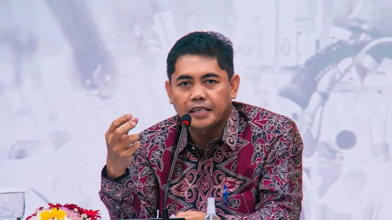 Direktur Jenderal Ketahanan, Perwilayahan, dan Akses Industri Internasional (KPAII) Kemenperin, Eko S. A. Cahyanto  melakukan inspeksi pengendalian emisi gas buang di sektor industri rayon viskosa. (Dok Kemenperin)